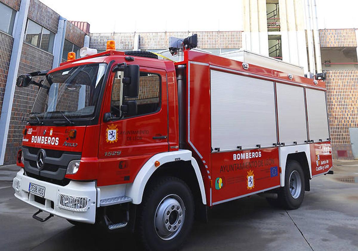 Dotación de los Bomberos de León, que tuvieron que excarcelar a uno de los ocupantes.