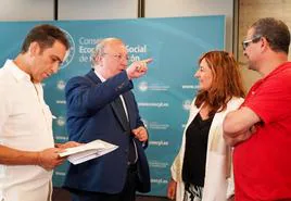 Enrique Cabero, presidente del CES, junto a Vicente Andrés (CCOO), Teresa Cetulio (CEOE) y Fernando López (UGT) en la presentación del último informe anual.