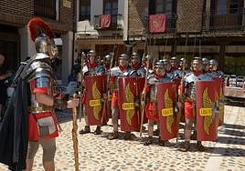Un grupo de legionarios romanos recorren las calles de Saldaña.