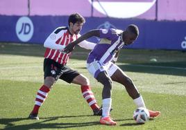 Cédric protege el balón delante de un jugador del Zamora durante el encuentro de la temporada pasada en los Anexos.