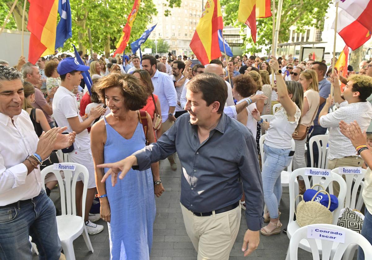 Alfonso Fernández Mañueco y Mercedes Cantalapiedra (PP) llegan al acto de Recoletos.