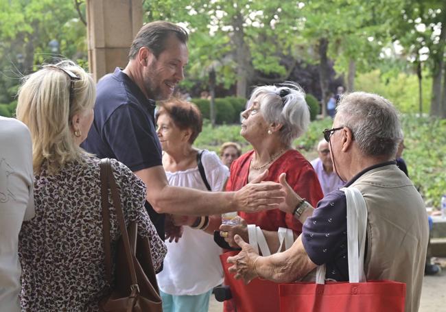 Óscar Puente saluda a unos simpatizantes antes de comenzar el acto de cierre en el parque Ribera de Castilla.