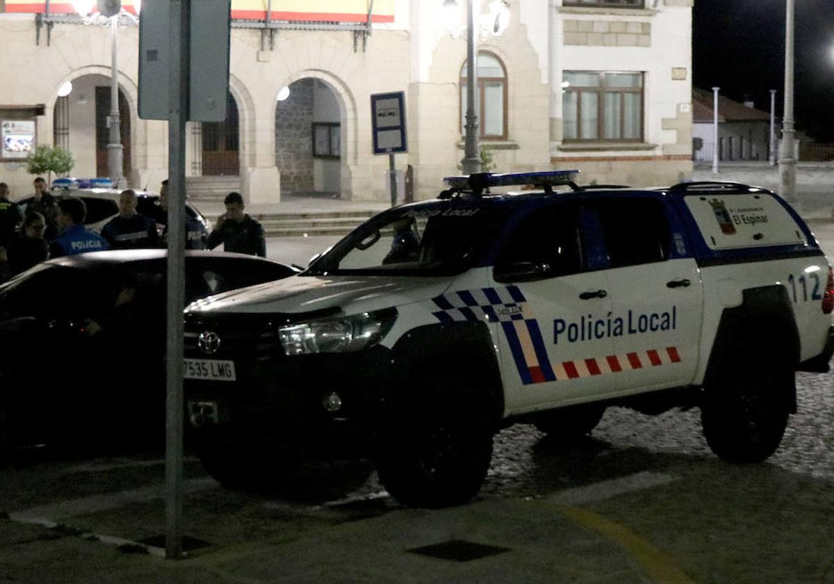 Policía Local y Guardia Civil, en el centro de El Espinar, en un suceso anterior.