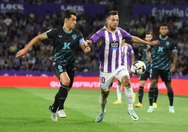 César de la Hoz disputa un balón con Óscar Plano en el partido entre Real Valladolid y Almería en Zorrilla.