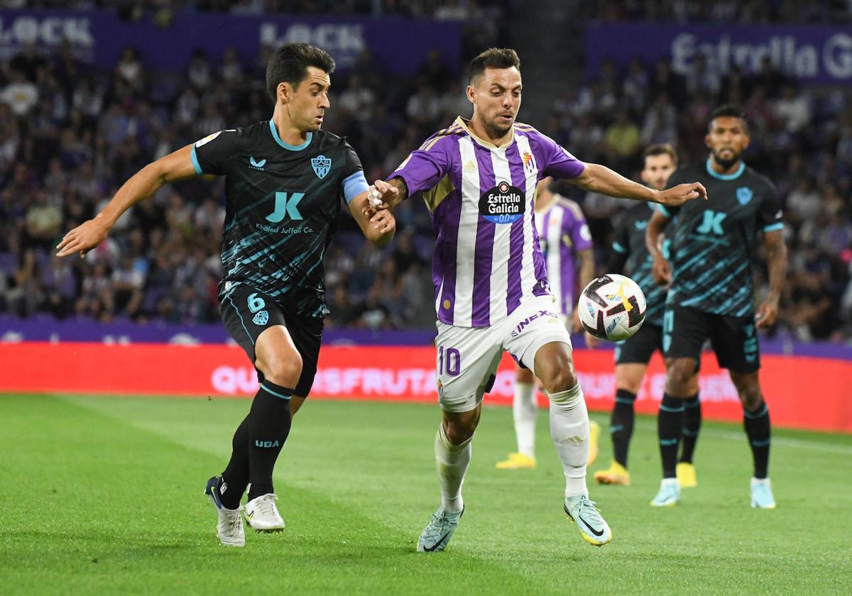 César de la Hoz disputa un balón con Óscar Plano en el partido entre Real Valladolid y Almería en Zorrilla.