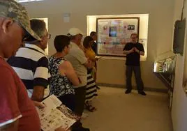 Los visitantes escuchan las explicaciones del divulgador Alejandro Polanco.