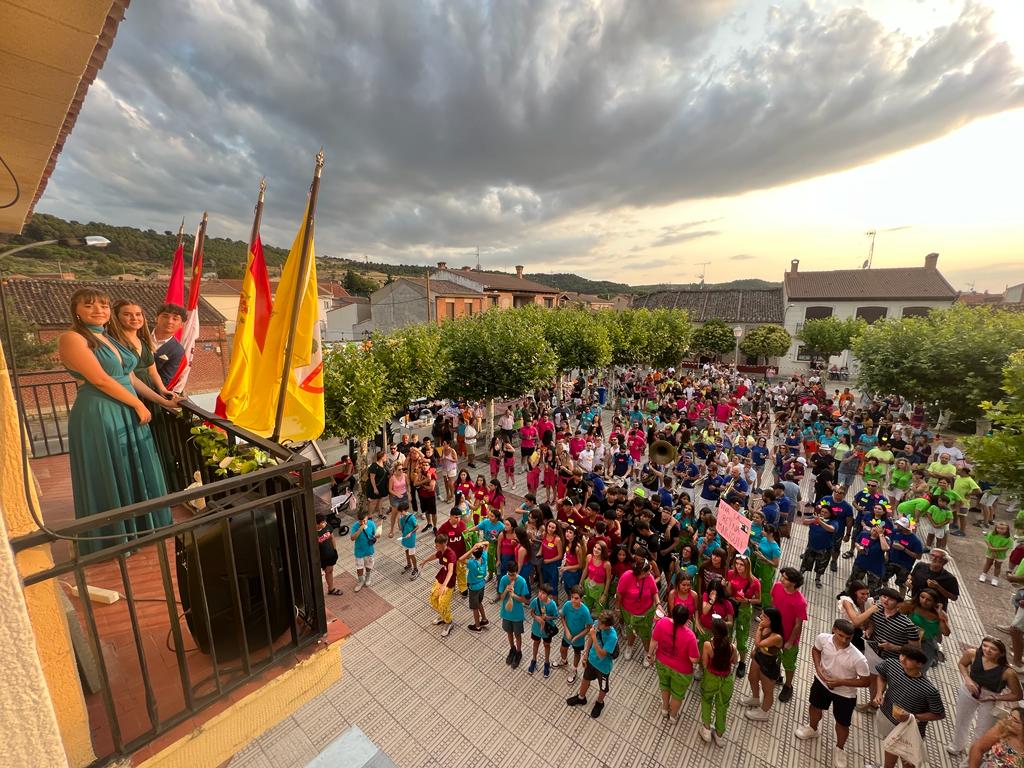 Las Reinas y Rey de las fiestas, en el balcón del Ayuntamiento.