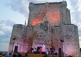 Concierto de la cantante estadounidense Michele Hendricks y el trompetista Ronald Baker Project del Festival Musicas Viajeras 'Asi cantan las piedras' en el patio de armas del castillo de Íscar.