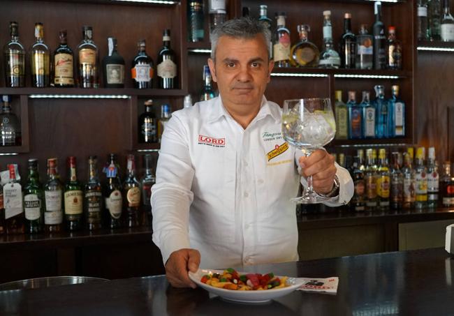 José Miguel Fernández, posa en la barra de su bar de copas Lord