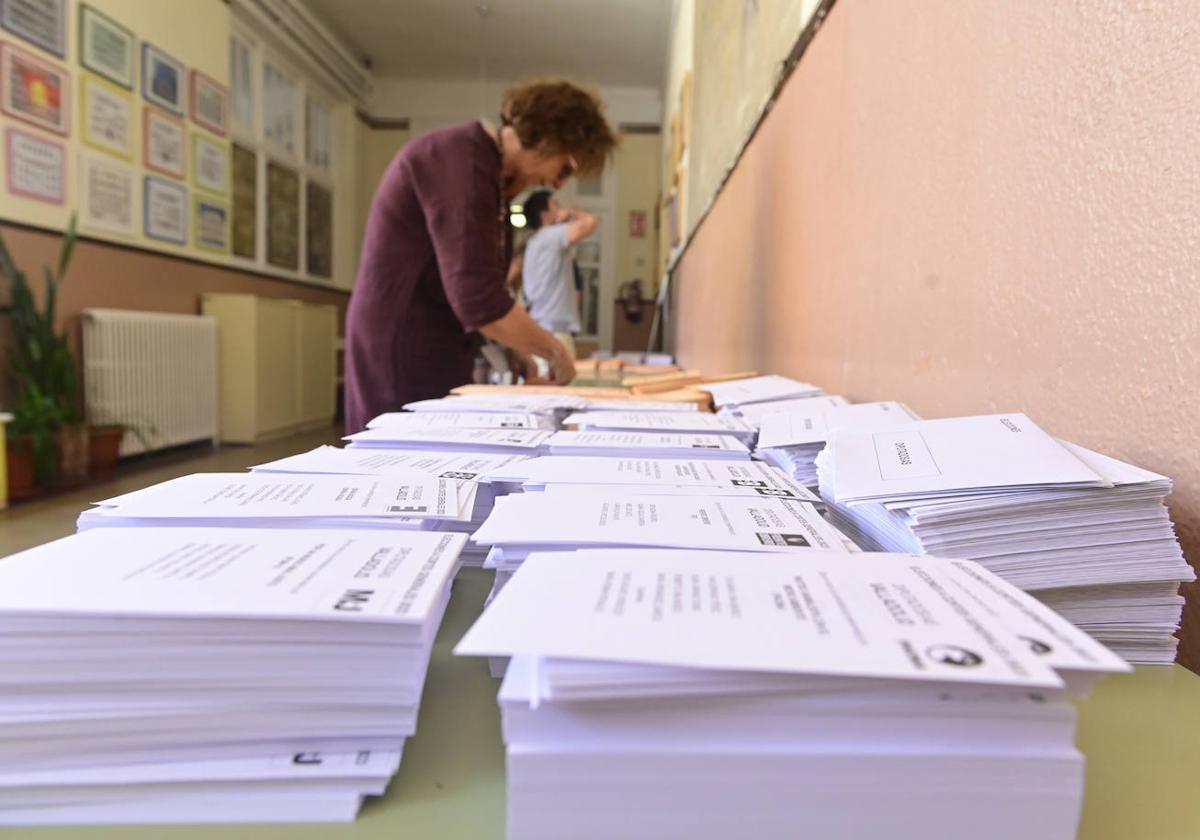 Papeletes dispuestas en un colegio electoral de Valladolid.