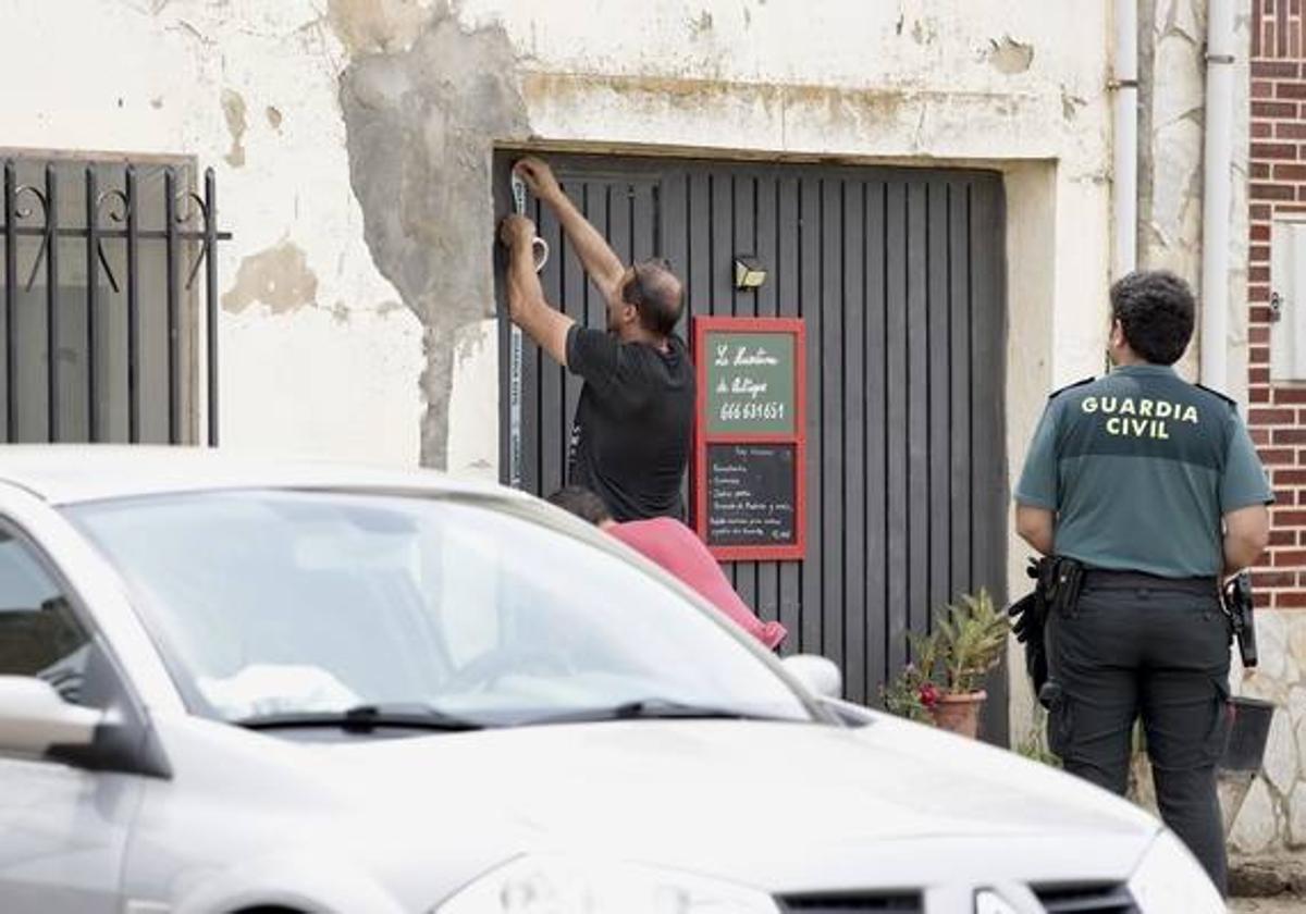 Miembros de la policía judicial y de la Guardia Civil precintan el domicilio.