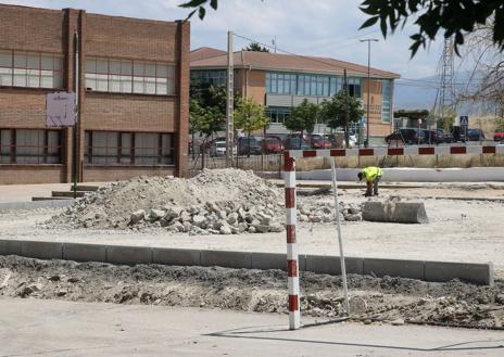 Imagen secundaria 1 - Aula adaptada en el colegio Martín Chico para niños de primer ciclo de Infantil. Un operario en el patio en obras del colegio Eresma. Zona vallada por los trabajos de reforma en Fray Juan de la Cruz.