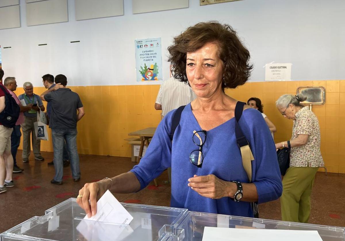 Mercedes Cantalapiedra, cabeza de lista del PP, durante la votación.