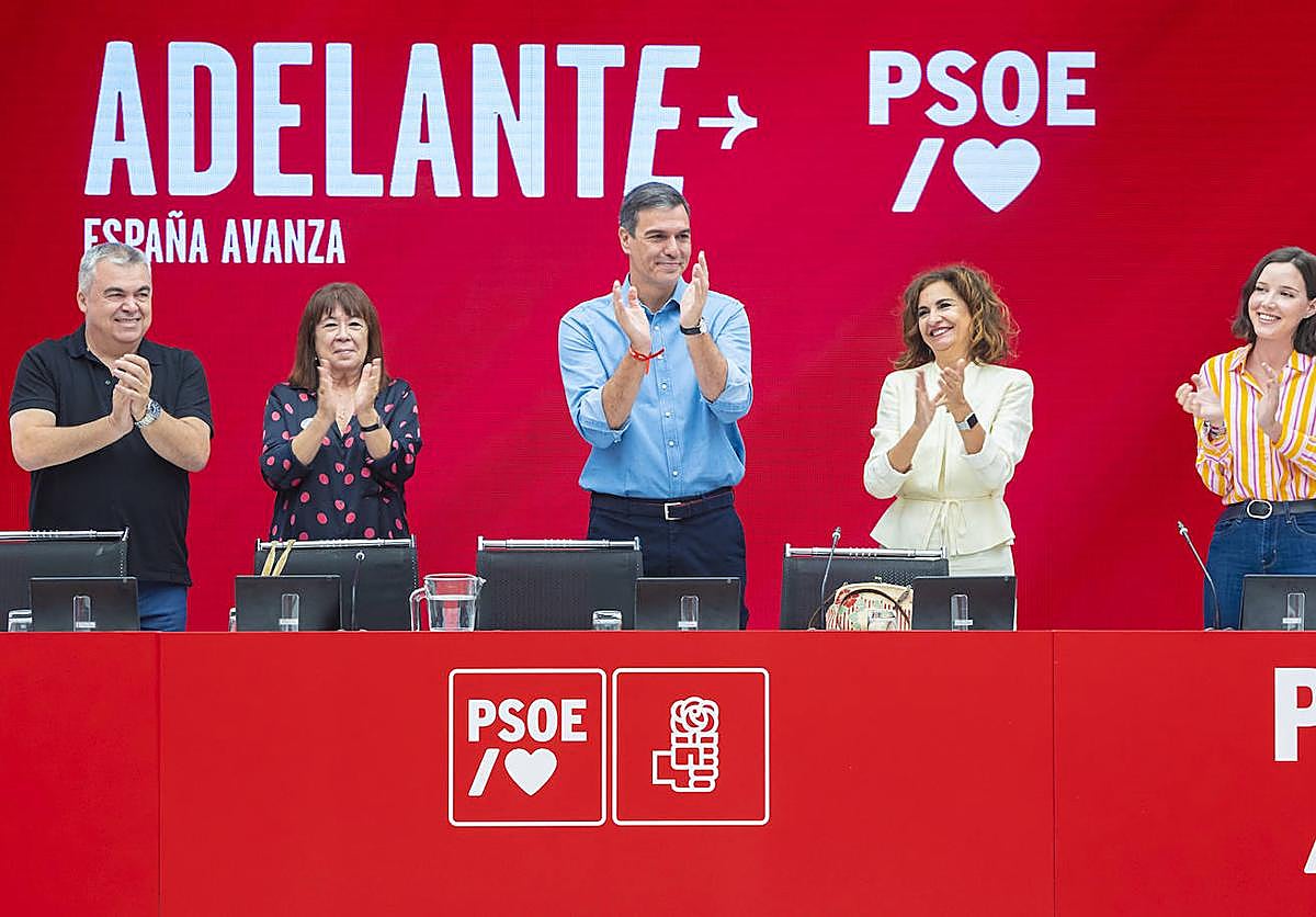 El presidente del Gobierno en funciones, Pedro Sánchez (c), preside la reunión de la Comisión Ejecutiva Federal del partido socialista este lunes en su sede en Madrid.