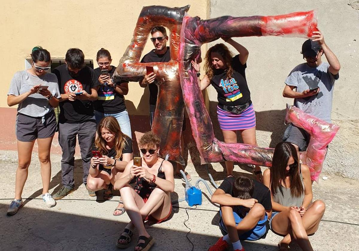 Jóvenes de San Pelayo en una pasada edición de 4 Gato, con las siglas del festival en material reciclado