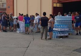 Reparto de agua embotellada en Navas de Oro.