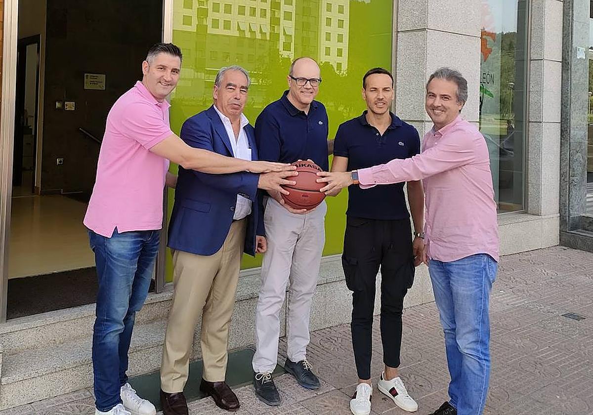 Albano Martínez (San Pablo) y José Manuel Naveira (Tizona), en los extremos, escenifican el acuerdo de los clubes burgaleses.