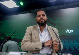 El secretario general de Vox, Ignacio Garriga, durante la rueda de prensa que ofreció este lunes.