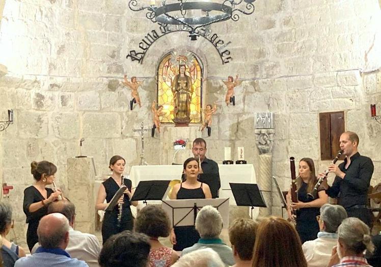 Imagen principal - Música de cámara de 'Scherzo' en la Ermita de Nuestra Señora de los Ángeles; Grijota dedica un fin de semana a las Peñas de la localidad durante el verano y La Coral 'Regina Angelorum', de Grijota, pondrá el broche de oro a la programación estival. 