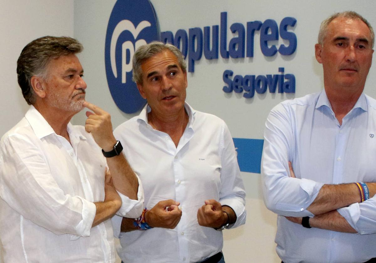 Francisco Vázquez, Juan José Sanz Vitorio y José Mazarías, con gesto serio en la sede del PP.