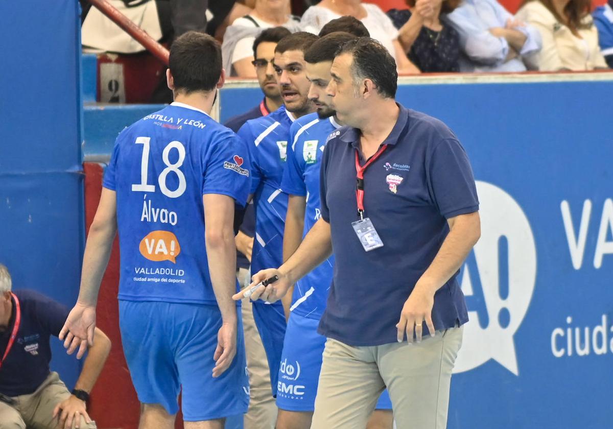 David Pisonero, en primer término, tras dar instrucciones en un tiempo muerto.