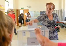 Una vecina de Matapozuelos introduce el pasado domingo el voto en la urna.