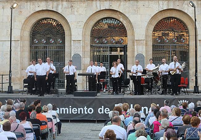 La Banda Municipal de Música en la Plaza Mayor, ayer.