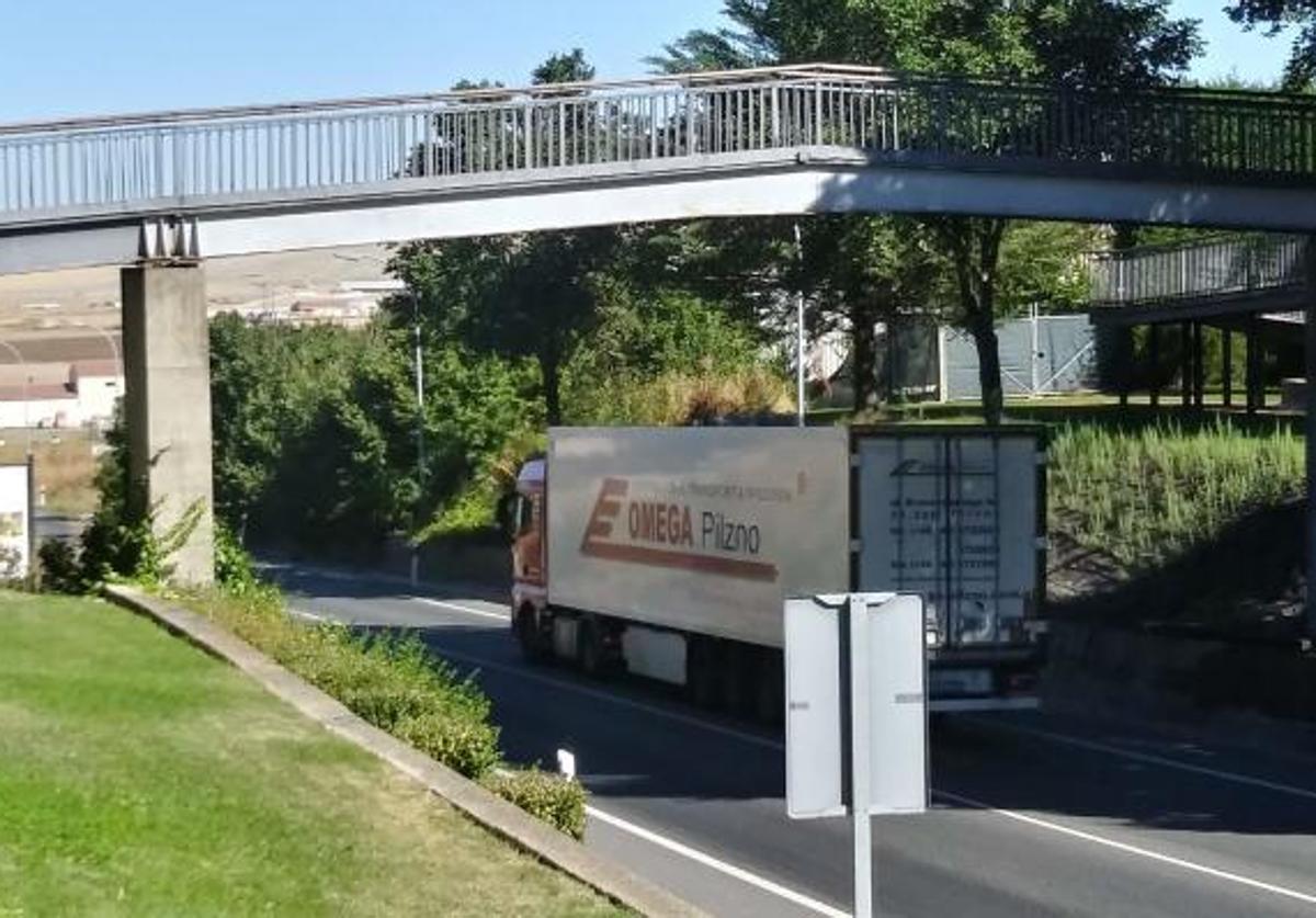 Pasarela peatonal sobre la N-601 a su paso por Olmedo, Valladolid.