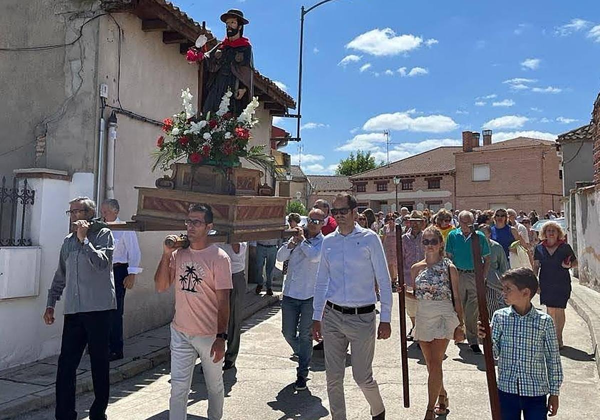 Procesión con la imagen de Santiago Apóstol en Alcazarén.