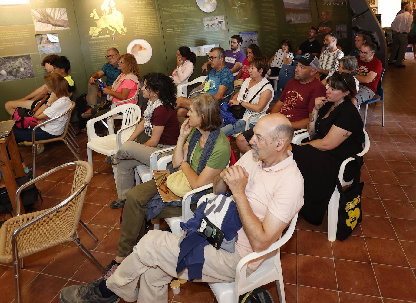 La Laguna de Boada reúne a una treintena de aficionados a la ornitología