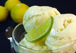 El sorbete helado de limón preparado para degustar