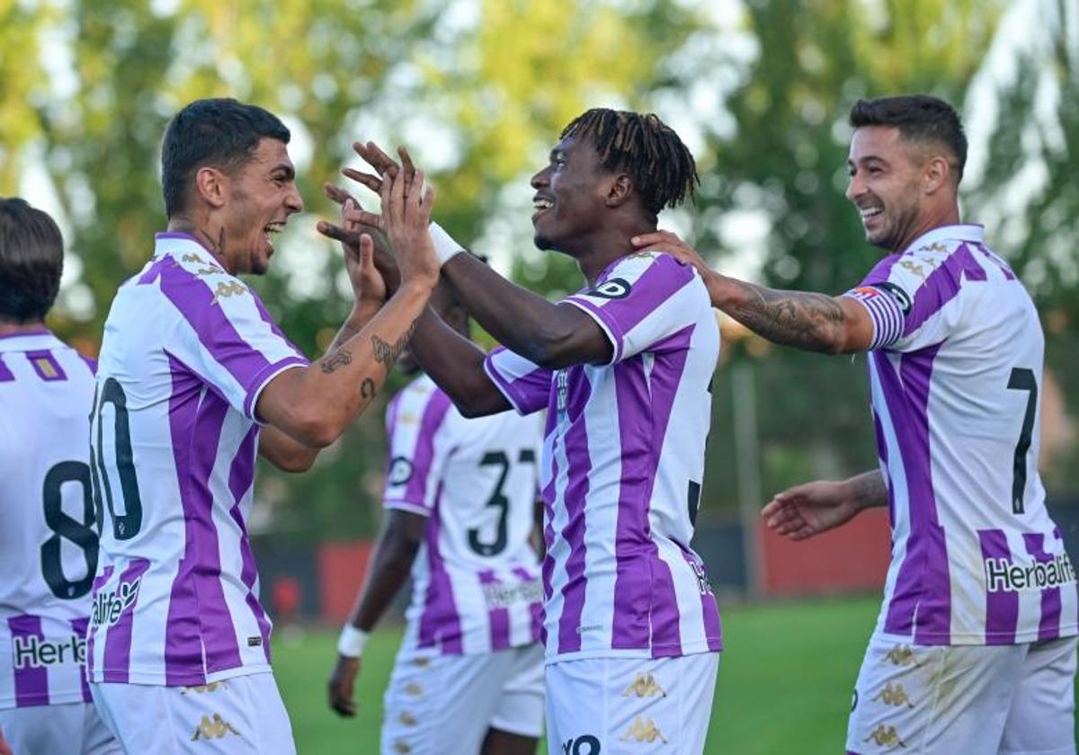 Arroyo (izquierda) y Sergio León (derecha) felicitan a Tunde tras el primer gol del Real Valladolid ante el Rayo Majadahonda.