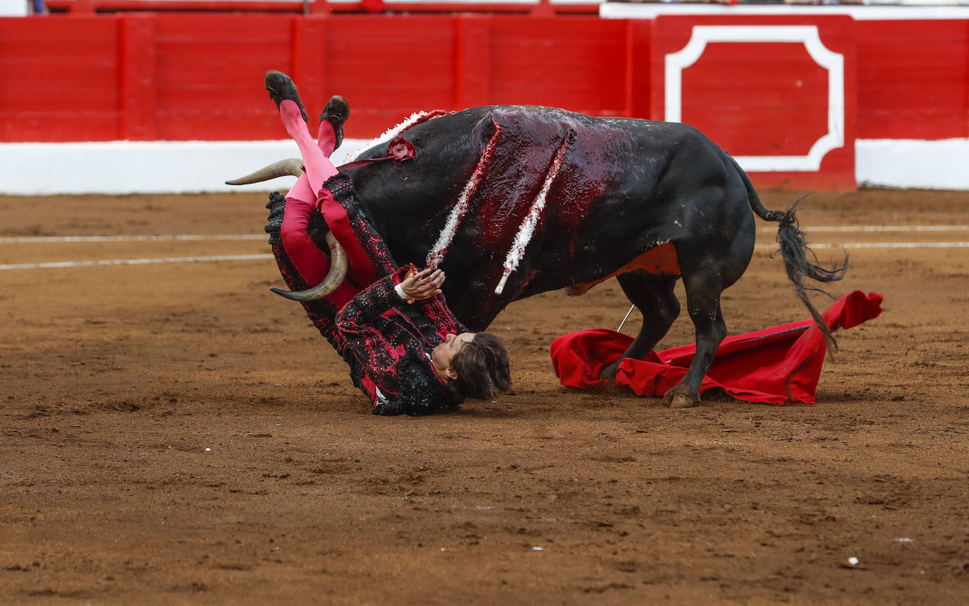 Momento de una de las cogidas de Roca Rey.