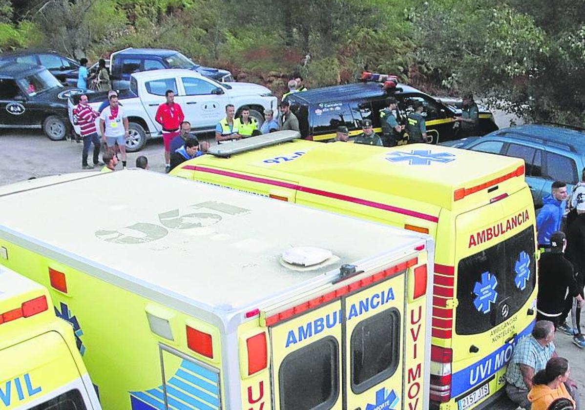 Ambulancias en los corrales del río Cega.