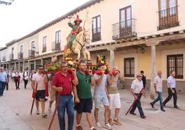 Los vecinos de Ampudia procesionan con la talla de Santiago Apóstol.