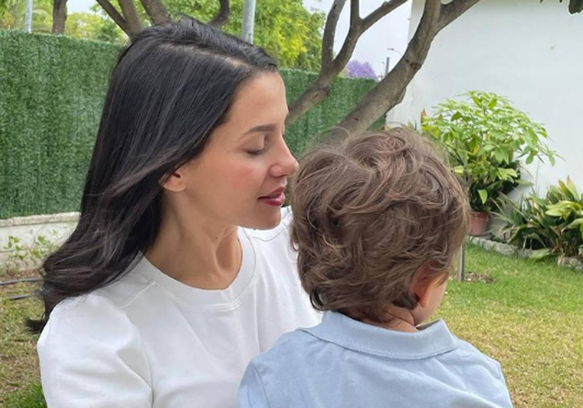 Inés Arrimadas con su hijo mayor Álex.