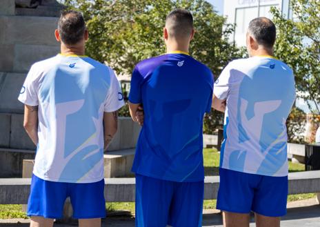 Imagen secundaria 1 - 1. César Pérez y Yeray Lamariano con las equipaciones de los porteros. 2. Las camisetas del cuerpo técnico y de entrenamiento. 3. Nuevo escudo del Recoletas Atlético Valladolid.