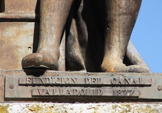 Cartela al pie de la estatua de Cervantes, en la plaza de la Universidad.