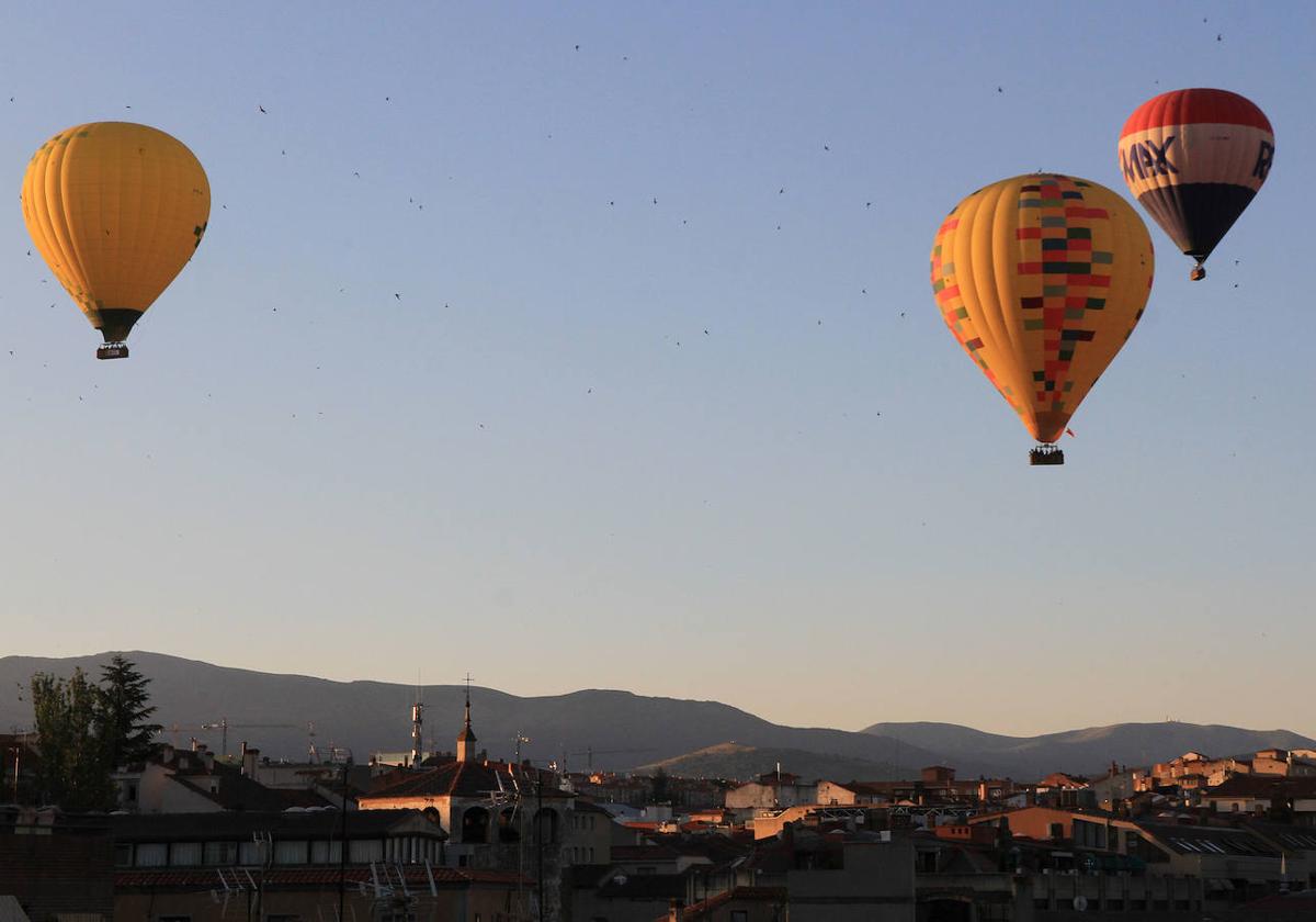 Globos sobrevuelan el cielo de Segovia.