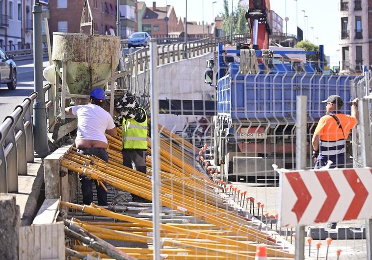 Los obreros hormigonan el encofrado del viaducto junto al hotel Zentral Parque.