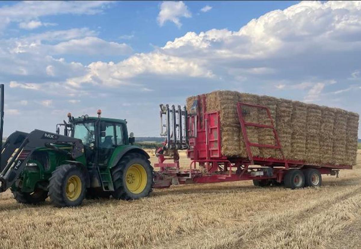 Transporte de un remolque de paja.