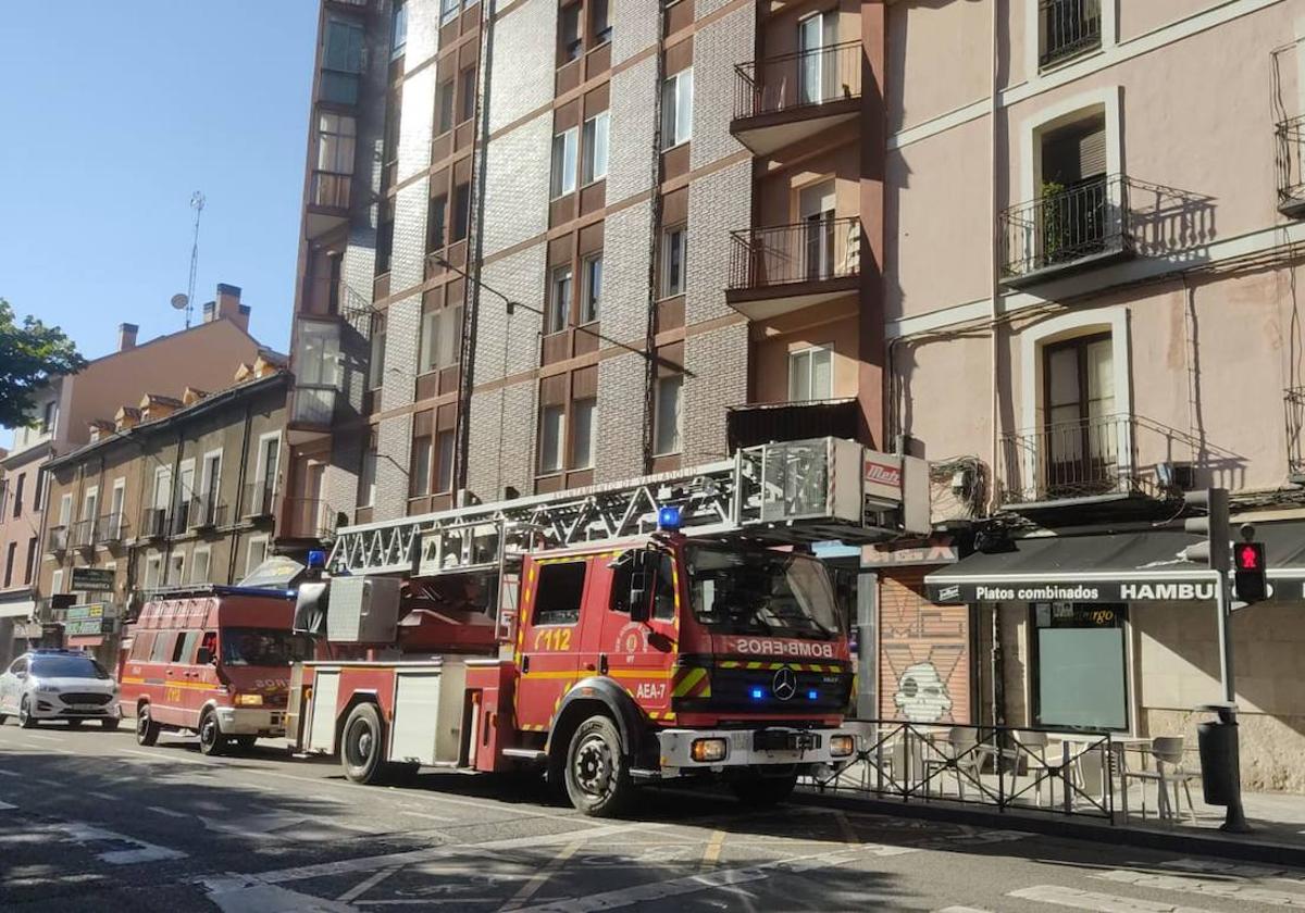 Dispositivo de los Bomberos de Valladolid en Cruz Verde para el rescate del perro.