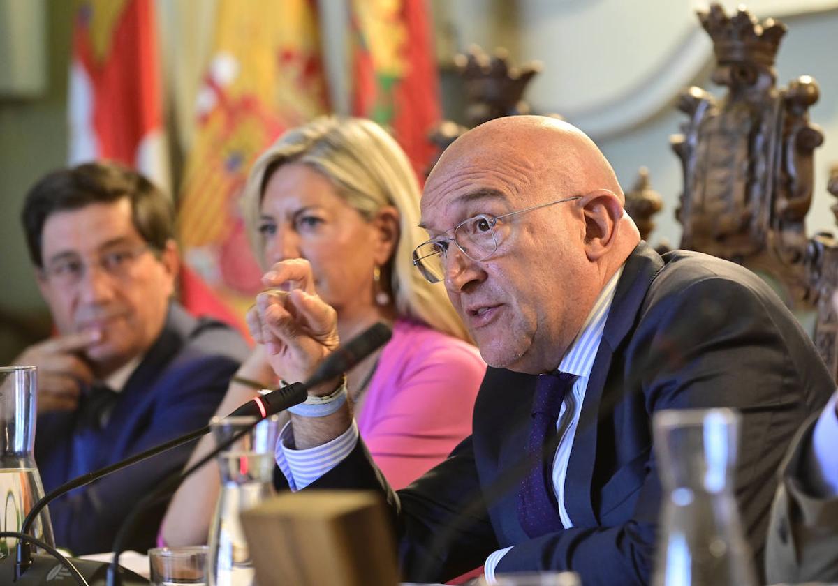 Jesús Julio Carnero, Junto a Irene Carvajal en el salón de plenos del Ayuntamiento de Valladolid.