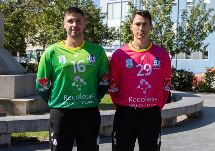 Imagen principal - 1. César Pérez y Yeray Lamariano con las equipaciones de los porteros. 2. Las camisetas del cuerpo técnico y de entrenamiento. 3. Nuevo escudo del Recoletas Atlético Valladolid.