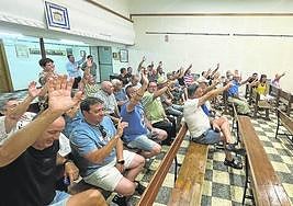 Reunión vecinal celebrada en Nava de la Asunción.