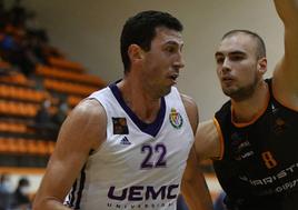 Íñigo Royo defiende a Sergio de la Fuente en un Juaristi-Real Valladolid Baloncesto.