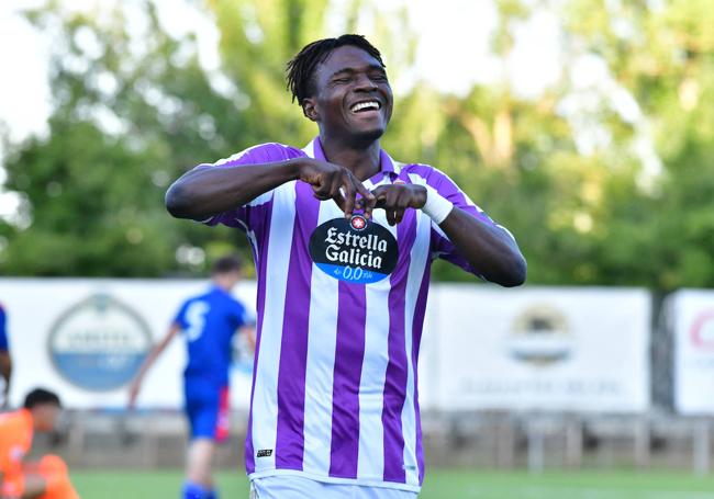 Tunde festeja su golazo al Rayo Majadahonda