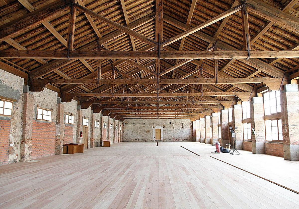 Interior de una nave con cubierta de madera del Real Aserrío de Valsaín.