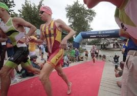 Algunos participantes del último campeonato de triatlón que se celebró en la playa de las Moreras.