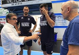 Julián Mateo habla con varios miembros del Nava antes del primer entrenamiento.